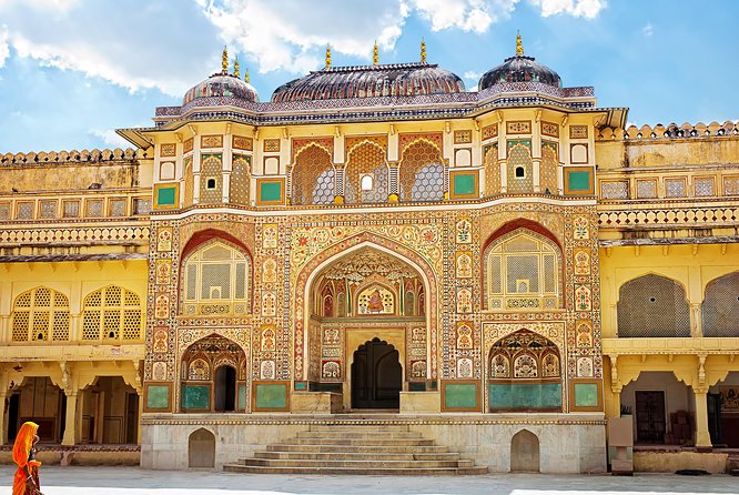 3-Day Private Tour of Jaipur from Delhi: City Palace, Jantar Mantar and Amber Fort - Hawa Mahal’s 953 windows: watching the city through stone