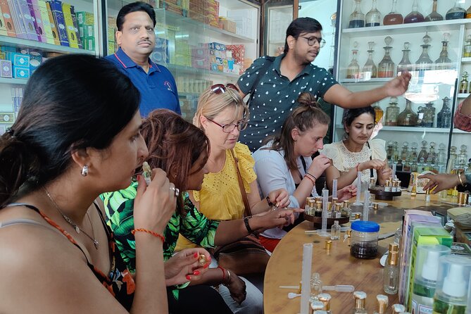 5 Senses Tour - Old + New Delhi, Workshops, Lunch all inclusive - A smart way to do Delhi: Mughal monuments + market reality