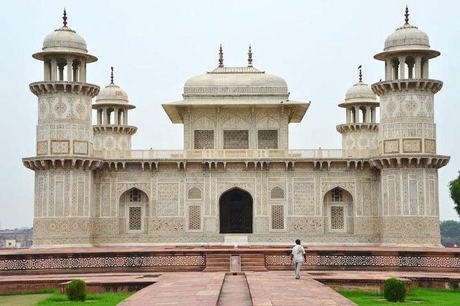Agra Overnight Tour - Day 1 in motion: Delhi-to-Agra drive, then first Mughal stops