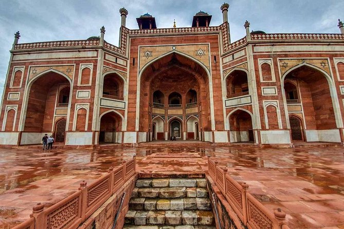 Airport Pickup One Night Hotel & Delhi Sightseeing - Airport pickup and one-night hotel: the easiest way to start a Delhi trip