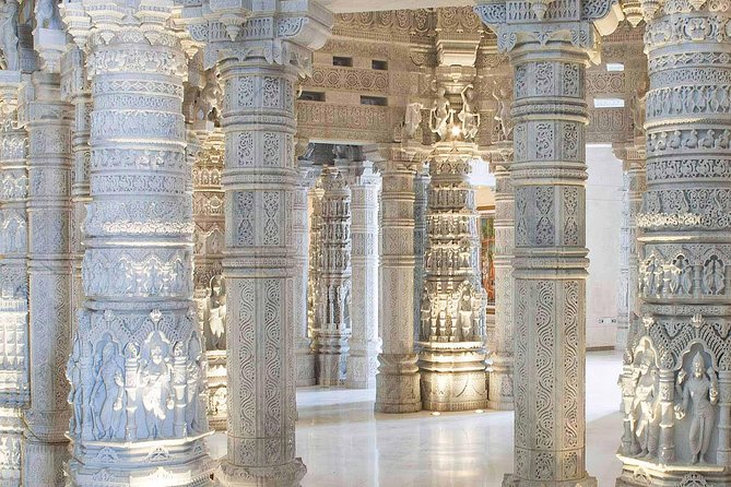 Akshardham Temple Tour Exhibition, Light & Water Show with Transfers - Guides and narration: the difference between help and hand-holding