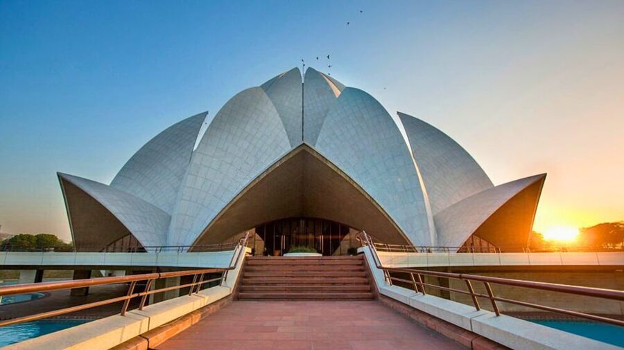 Delhi: 6-Hours Delhi Spiritual Sites With Famous Temples - Door-to-door pickup that keeps your day sane