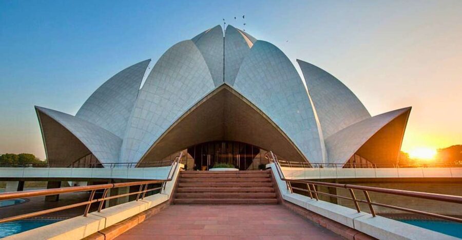 Delhi: 6-Hours Delhi Spiritual Sites With Famous Temples - Chandni Chowk: street photography, shopping energy, and optional rickshaw time