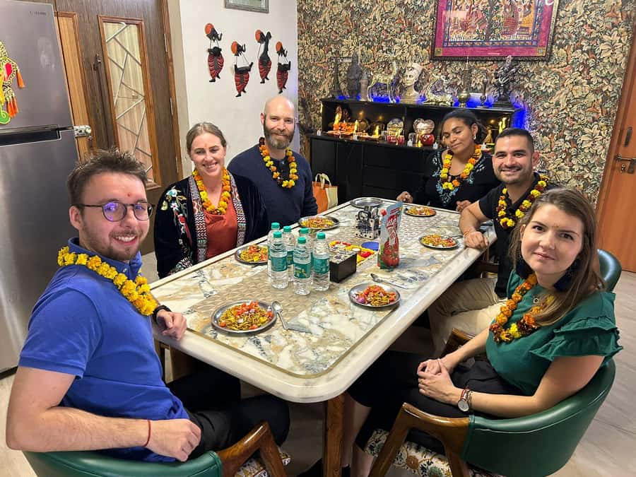 Delhi: AI Cooking Class and Much More in a Local Family Home - The welcome and home tour: Hindu life where it happens
