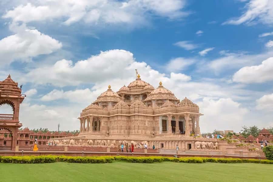 Delhi: Akshardham Temple Tour with Water & Light Show by Car - India Gate to Rajpath: Classic Delhi from the road