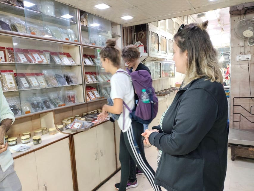 Delhi: Customized Shopping Tour with Female Consultant - Sarojini Nagar: western-clothing bargains with a different vibe