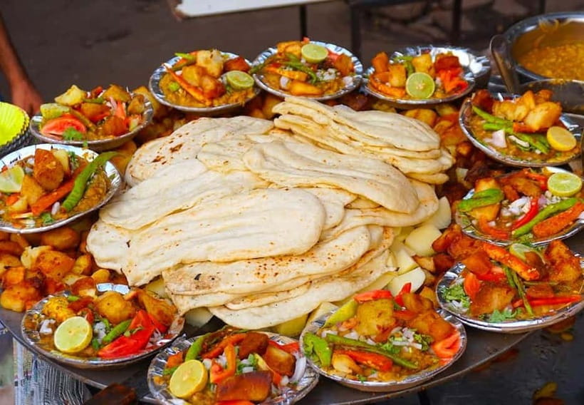 Delhi: Delhi Street Food Tour with Guide at Chandni Chowk - Entering Chandni Chowk: the “food first” way to see Old Delhi