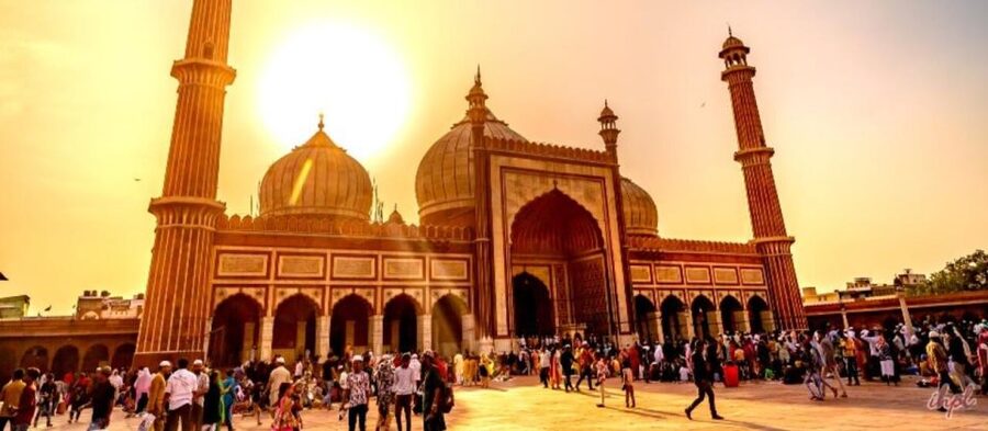 Delhi: Evening Tour of Old Delhi City with Guide - Red Fort photo stop and guided context at golden-hour pace