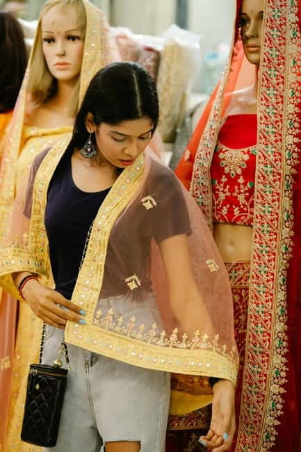 Delhi: Guided Shopping Tour Experience with Female Expert - Why this Delhi shopping setup feels safer and more efficient