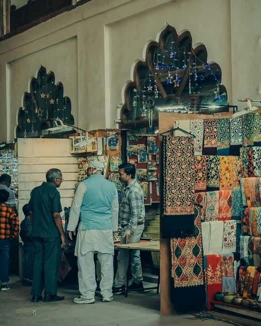 Delhi: Guided Shopping Tour Experience with Female Expert - Comfort, safety, and the walking math