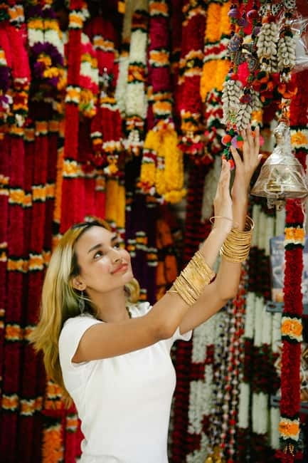 Delhi: Guided Shopping Tour Experience with Female Expert - Pickup, car time, and how your shopping day gets shaped