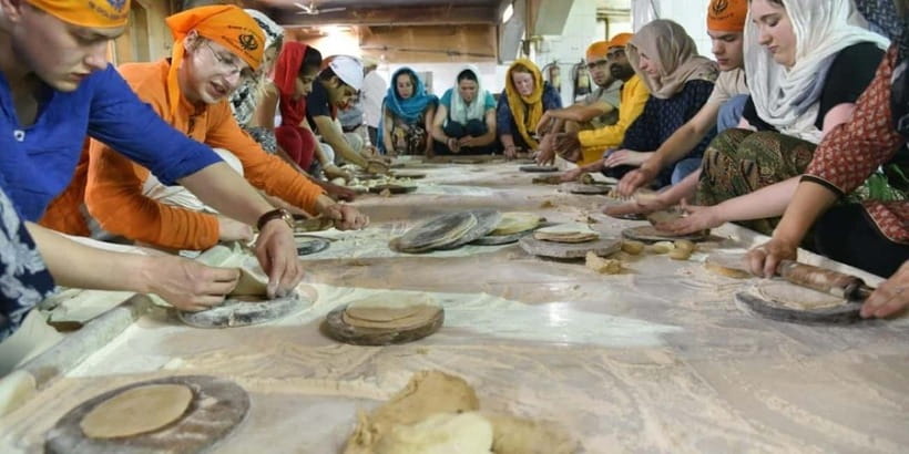 Delhi: Gurudwara Bangla Sahib Tour with Langar Meal - Key highlights you’ll actually notice