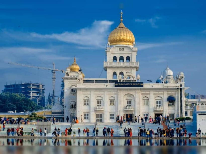 Delhi: Gurudwara Bangla Sahib Tour with Langar Meal - First steps at Gurudwara Bangla Sahib: what the welcome feels like