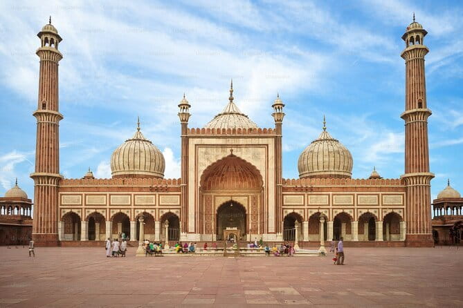 Delhi: Half day Old and New Delhi Tour on Iconic Landmarks - Parliament Precinct by Rashtrapati Bhavan Area