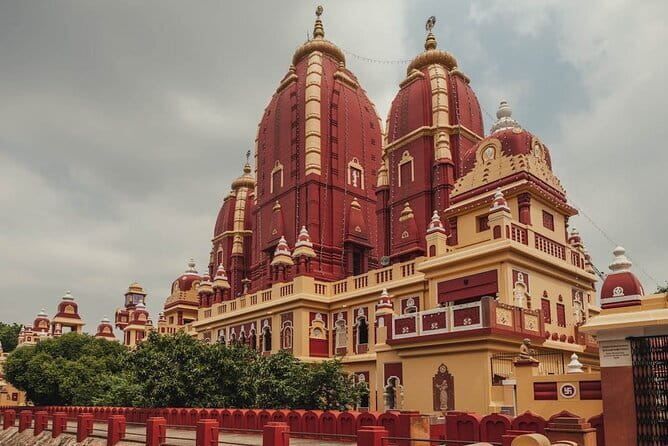 Delhi: Half day Old and New Delhi Tour on Iconic Landmarks - First Stop: Jama Masjid and the Red Sandstone Courtyard