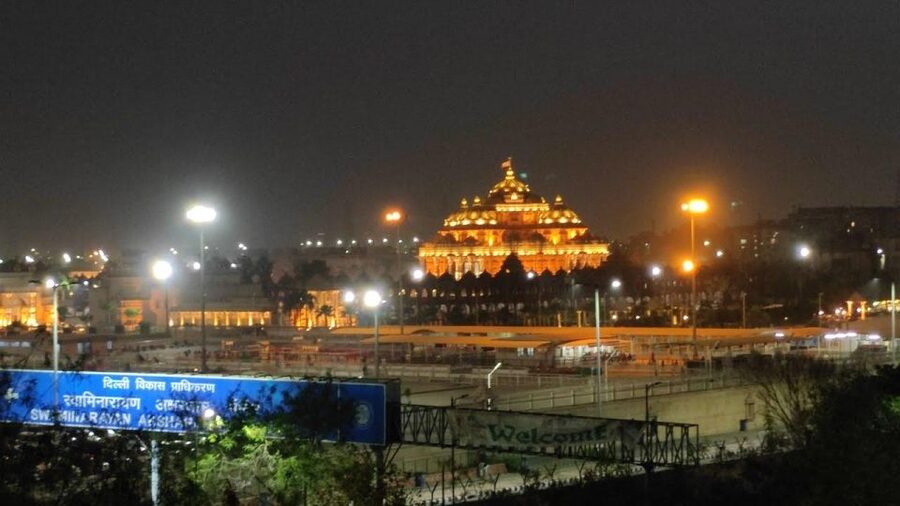 Delhi: Heritage Night Walking Tour with Food Tasting - Akshardham Temple with a Separate Entrance: Why This Stop Takes Thought