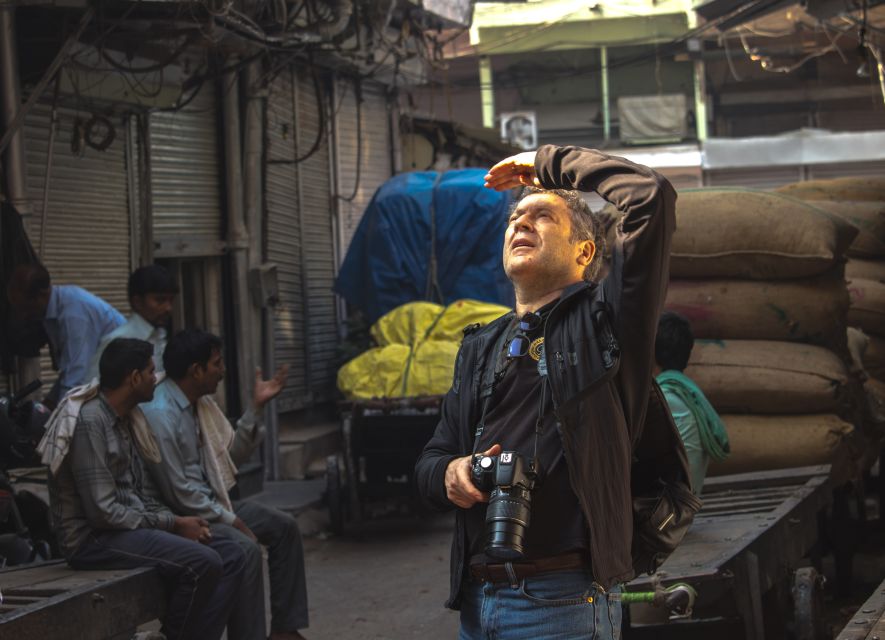 Delhi Like a Local: Food & Photography Full Day Tour - Bangla Sahib Gurudwara: hospitality, community kitchen, and quiet contrast