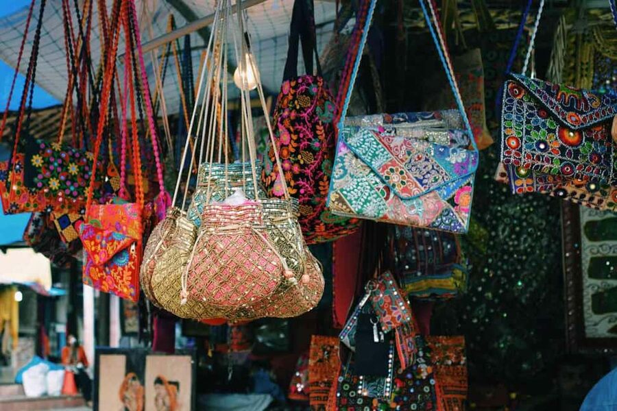 Delhi Markets: A Cultural Shopping Experience with an Expert - Hotel pickup and a realistic 4-hour walking plan