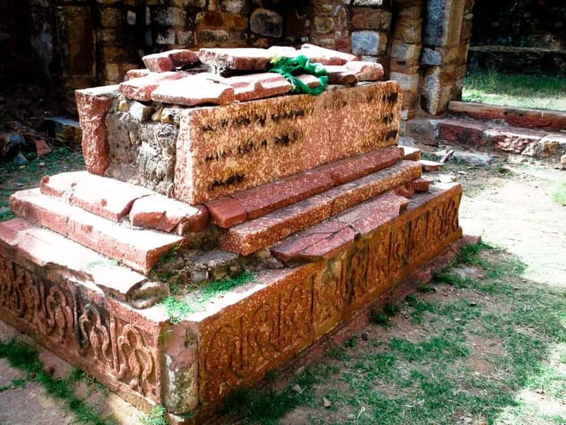 Delhi: Mehrauli Archaeological Park Tour with Hotel Pickup - Why Mehrauli Archaeological Park feels different from central Delhi