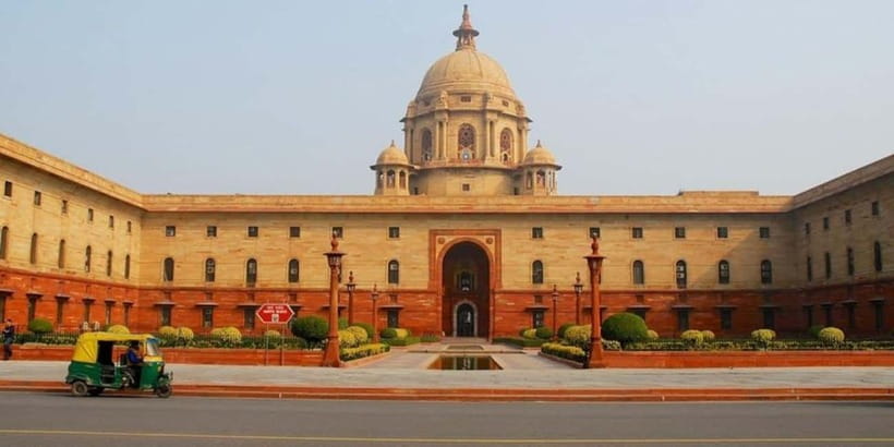 Delhi: Old and New Delhi Private City Tour by Car - Raj Ghat and India Gate: memory landmarks on a moving route