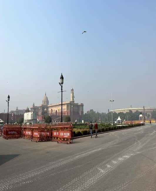DELHI: Old And New Delhi Private Guided Tour With Entrances - Red Fort, then Chandni Chowk by rickshaw: the sensory hit