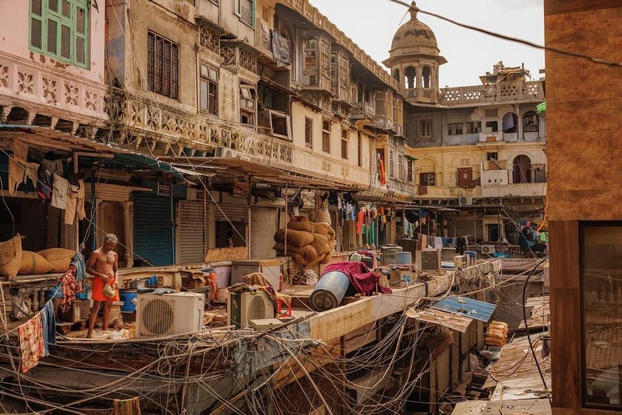 Delhi: Old Delhi's Street Food, Temples & Spice Market Tour - Chandni Chowk Bazaar Walk and Food Tastings: How the Tour Handles Street Food