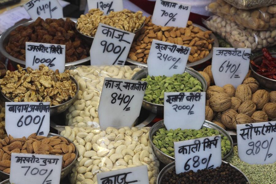 Delhi: Old Delhi & Spice Market Tour - Fatehpuri Masjid: a quick guided look at a living landmark