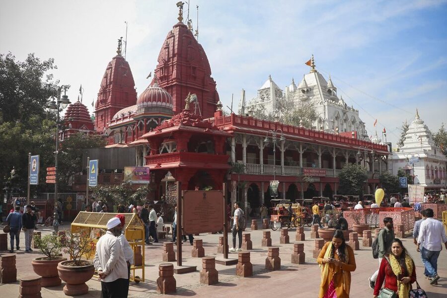 Delhi: Old Delhi & Spice Market Tour - Gurudwara Sis Ganj: temples, modest dress, and a community kitchen moment