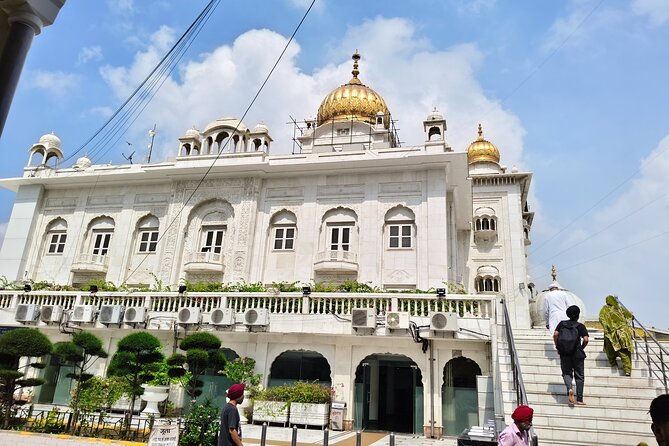 Delhi: Old & New Delhi Full And Half Day Private Guided City Tour - Gurudwara Bangla Sahib: a calm reset in the middle of the itinerary