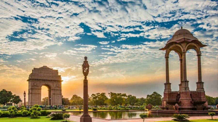 Delhi: Old & New Delhi Private Guided Full or Half-Day Tour - Agrasen ki Baoli stepwell and Bangla Sahib: history and worship with breathing room