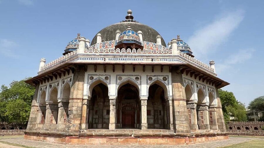 Delhi: Private Old and New Delhi Day Trip with Local Guide - Qutb Minar: The Tall Brick Minaret and Indo-Islamic Design Details