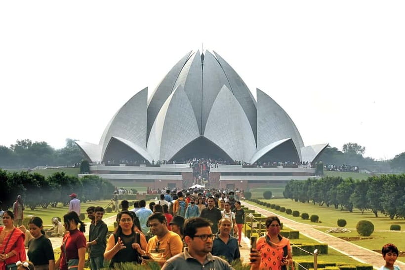 Delhi: Private Old & New Delhi City Tour with Car & Guide - Qutb Minar, Lotus Temple (Monday Swap), and Gurudwara Bangla Sahib