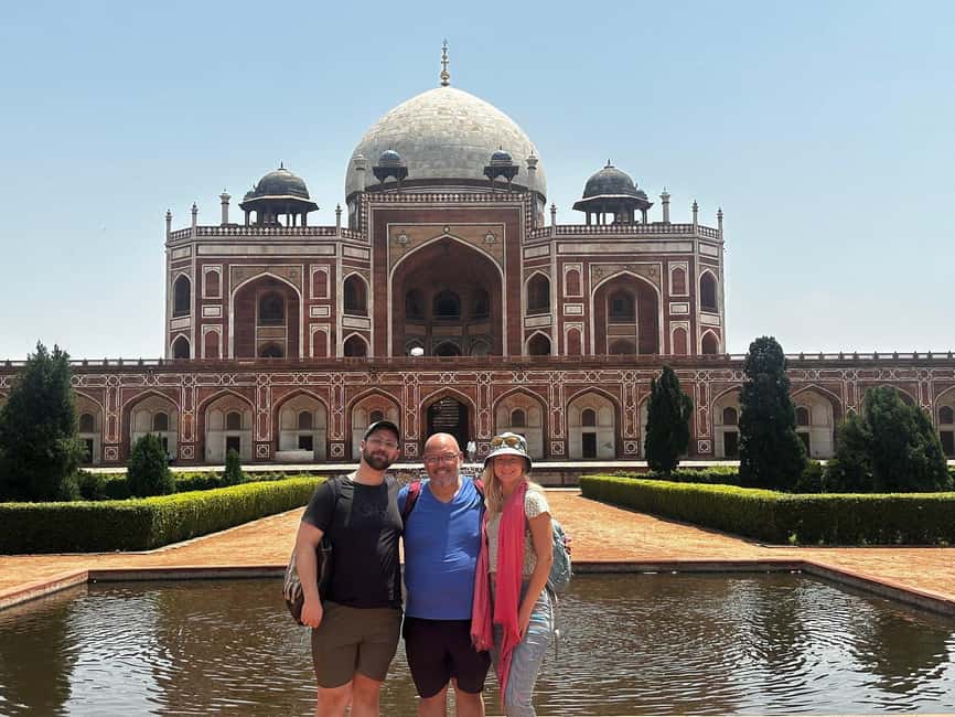 Delhi: Private Old & New Delhi Guided Full or Half Day Tour - Gurudwara Bangla Sahib: faith, routine, and a community kitchen