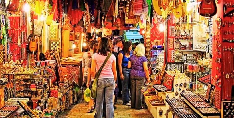 Delhi: Private Shopping Tour with a Local Guide and Transfer - Language, Private Group Comfort, and Why It Changes Everything