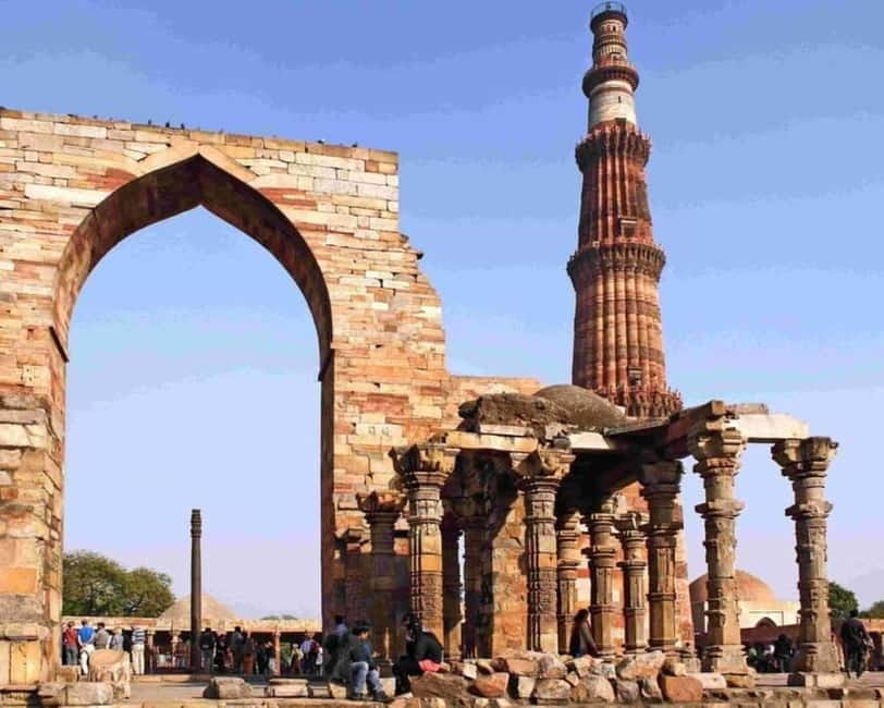 Delhi: Private Tour of Old and New Delhi with Hotel Pickup - Gurudwara Bangla Sahib and Qutb Minar: faith landmarks with atmosphere
