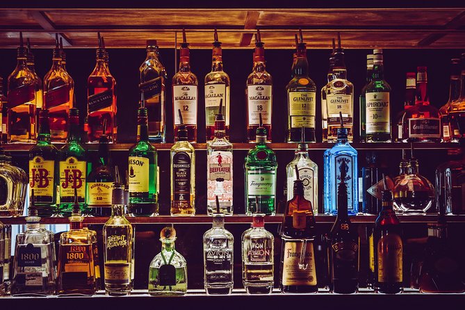 Delhi: Pub Crawl (3 Hours Guided Bar Hopping Tour) - Three pubs and three free drinks: value plus a reality check