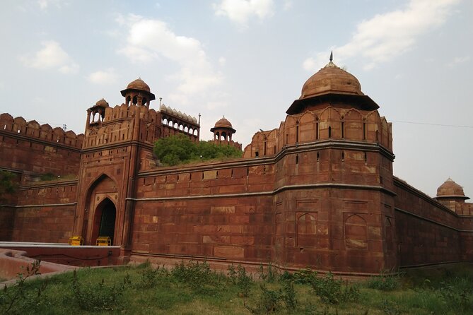 Delhi's historical 7 hours experience tour - Raj Ghat and Agrasen Ki Baoli: memorial gardens and old water logic