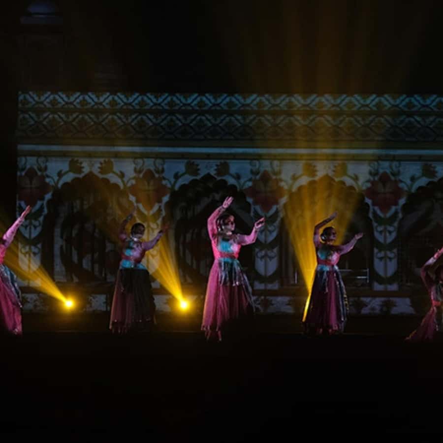 Delhi's Red Fort: 2-hour Guided Evening Light & Sound Show - Watching the Red Fort glow after sunset