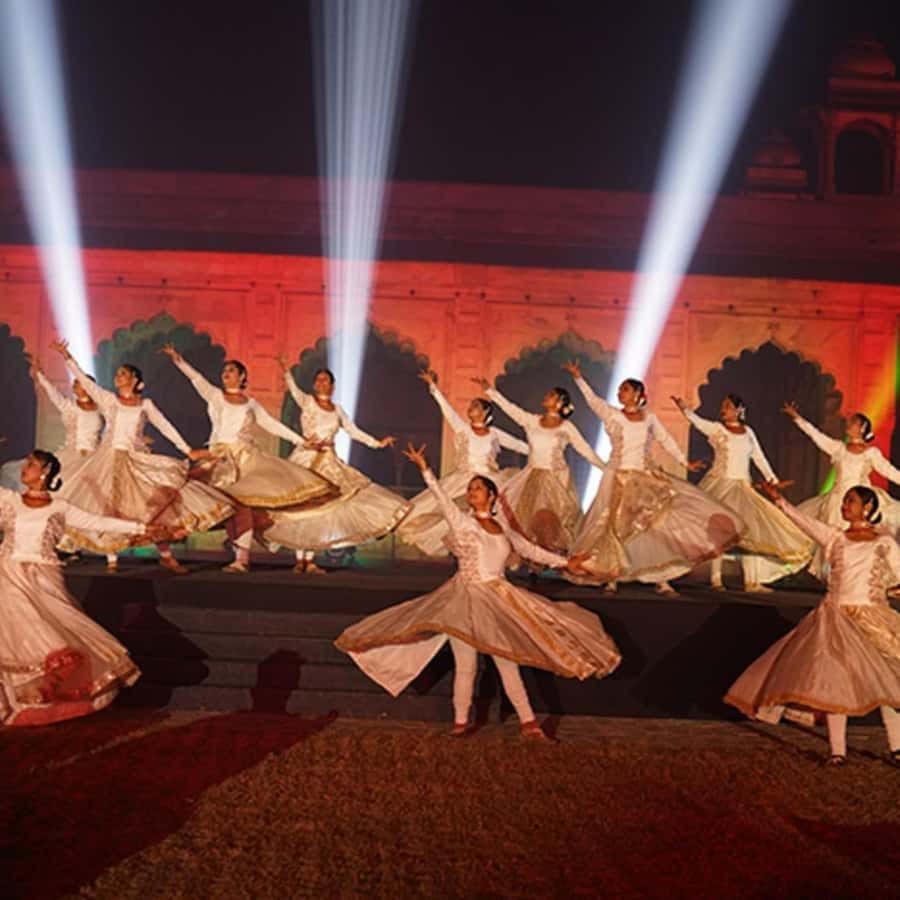 Delhi's Red Fort: 2-hour Guided Evening Light & Sound Show - The guided part: how you get the timeline in one night