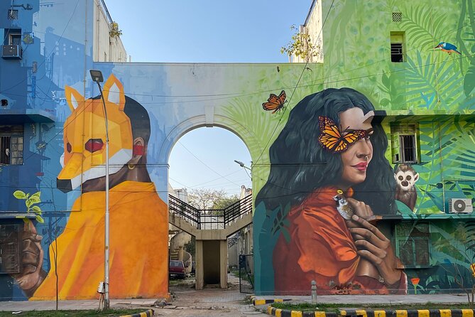 Delhi Street Art Walk in Lodhi Art District with Chai & Food - Stop 2: chai and light bites, plus basic Hindi and local know-how