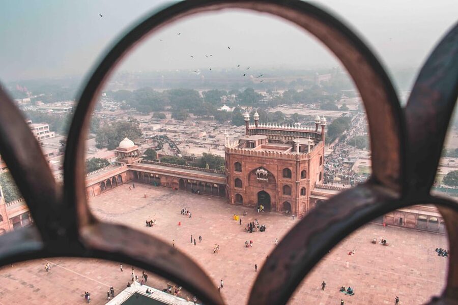 Discover Old Delhi: 3-Hour group tour with pick-up & drop - Gurudwara Sis Ganj Sahib: community kitchen energy and respectful calm