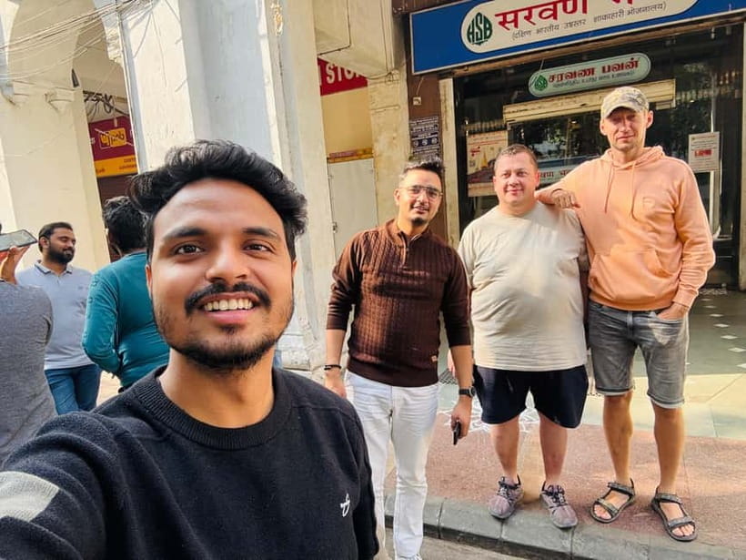 Discover Old & New Delhi: Private Tour with Street Food - Gurudwara Bangla Sahib: A Calm Break in the Middle of the Action