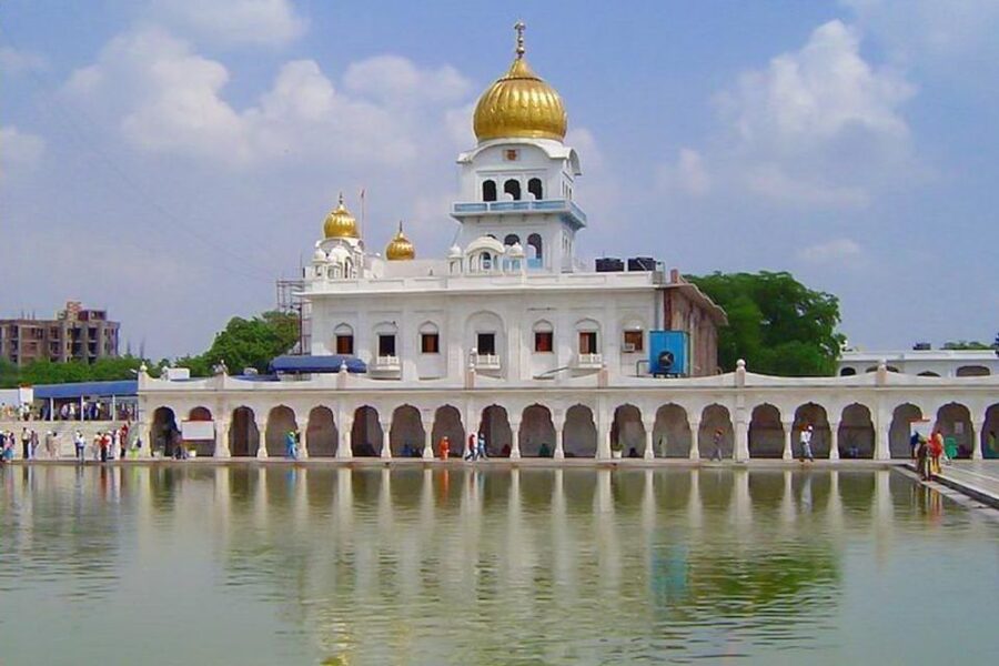 Divine Delhi: Explore Indian Faiths on a Cultural Tour - Gurudwara Bangla Sahib and the Sarovar: Sikh Worship With Real Community Energy