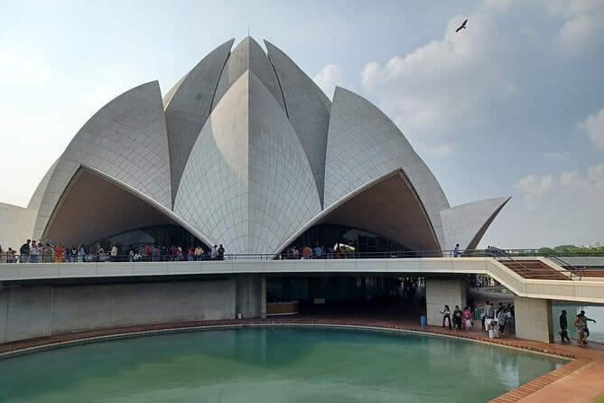 Explore Delhi Half-Day Tour with Agra Drop - New Delhi: India Gate and Lotus Temple for Contrast