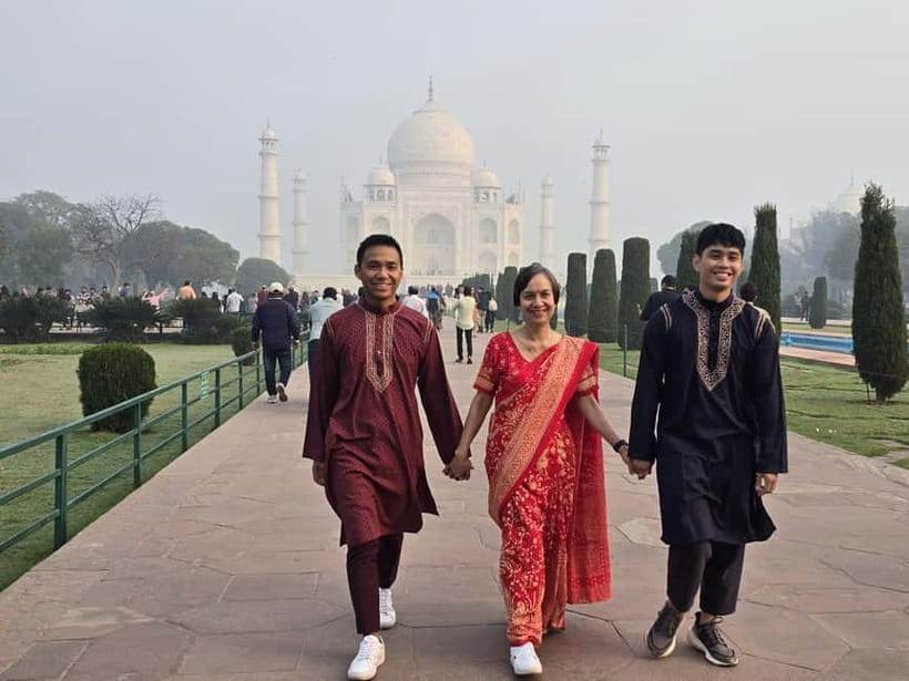 From Agra: Taj Mahal Guided Tour With Professional Photos - The photo shoot: how to get pictures that actually look like you tried