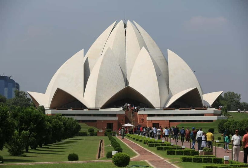 From Delhi Airport: Guided Layover Tour of Old & New Delhi - Gurudwara Bangla Sahib: a cultural stop that adds meaning fast