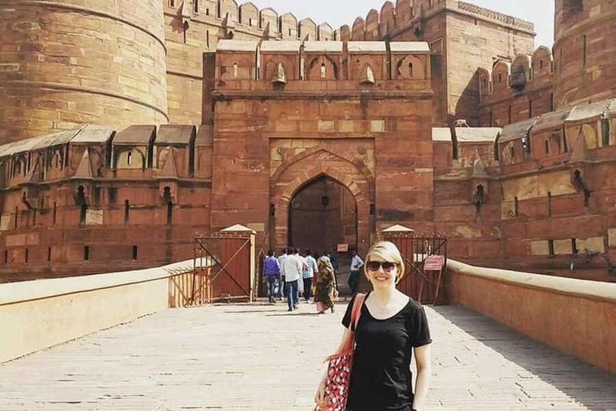 From Delhi Exclusive Taj Mahal Private Tour with Luxury Car - Agra Fort: strong views, a different kind of story