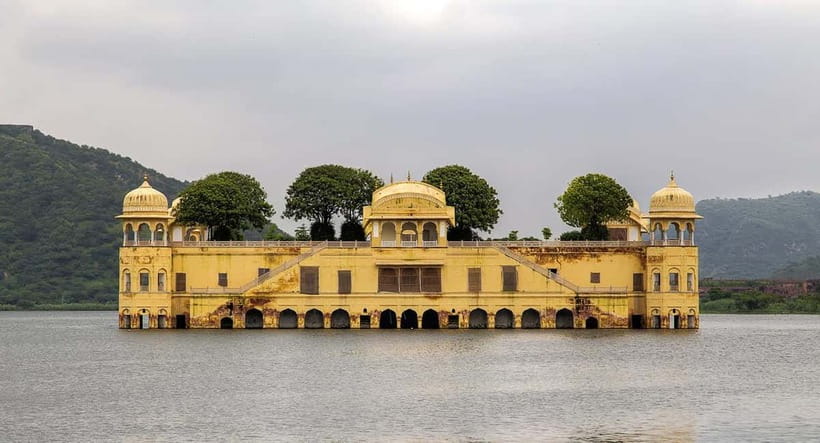 From Delhi: Jaipur Private Tour with Guide & Hotel Pickup - City Palace in one hour: Mughal, Rajput, and European in the same frame