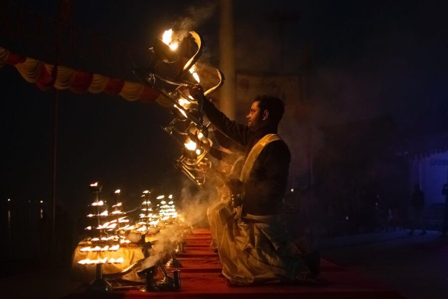 From Delhi: Private Rishikesh and Haridwar Day Tour by Car - Ganga Aarti at dusk: lamps, chants, and the circular motion ritual