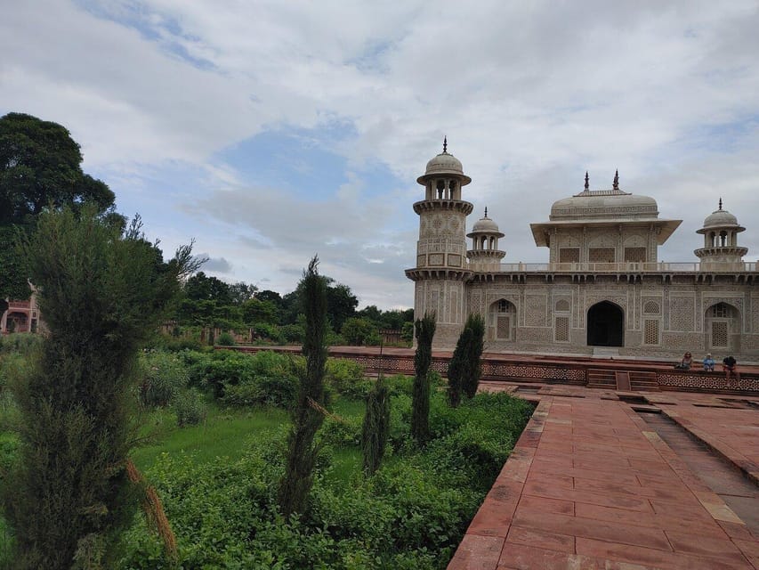 From Delhi: Taj Mahal & Agra Day Trip with Jaipur Drop - Agra Fort: why the second stop matters